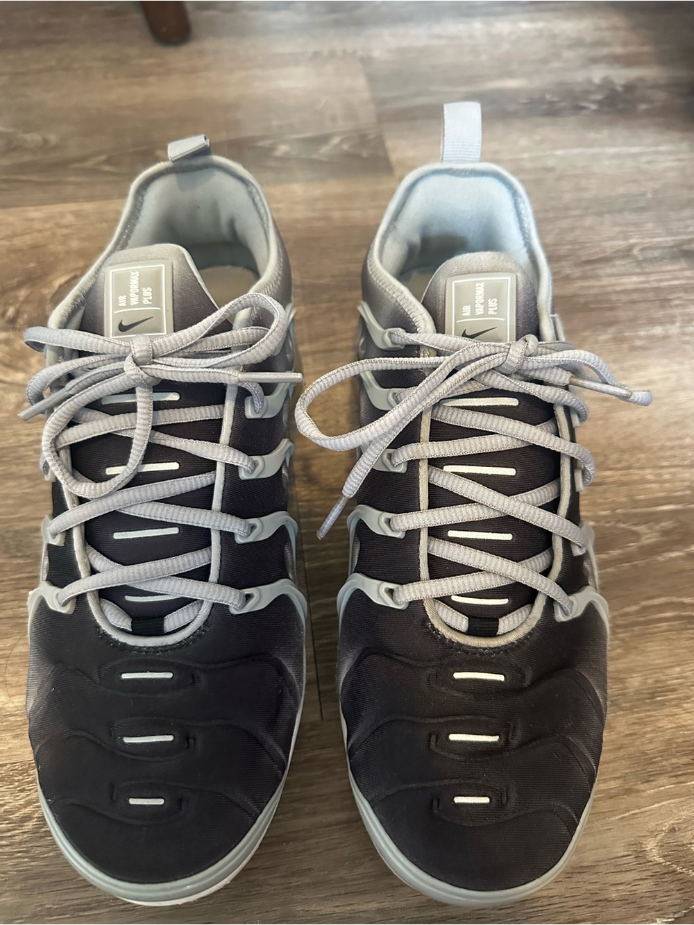 Nike Men’s Black and Light Gray Lace-Up Sneakers Vapor Max Plus S7